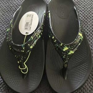 Oofos Oolala Limited Women's Firefly Black Sandals with Green Accents Womens 8